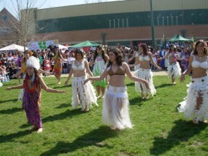 Fernanda realizando una presentación de baile Pascuense junto a su curso de IV Medio en Fiestas Patrias. Ella es una mujer con capacidades diferentes y, a pesar de ello y a su manera, no duda en realizar todas las actividades que se le presentan,sin ningún temor. Foto: Fernanda Pezoa