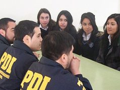 Estudiantes conversan con integrantes de la PDI, quienes entregan orientación acerca de los cuidados y riesgos que conlleva el consumo de drogas. Fotografía: Profesor Ricardo Bustos.
