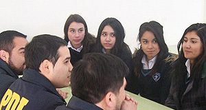 Estudiantes conversan con integrantes de la PDI, quienes entregan orientación acerca de los cuidados y riesgos que conlleva el consumo de drogas. Fotografía: Profesor Ricardo Bustos.