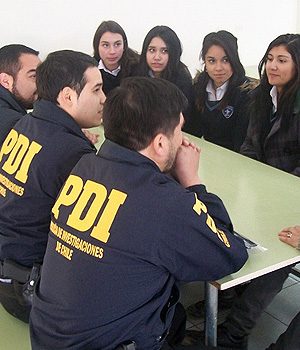 Drogas-el-flagelo Estudiantes conversan con integrantes de la PDI, quienes entregan orientación acerca de los cuidados y riesgos que conlleva el consumo de drogas. Fotografía: Profesor Ricardo Bustos.