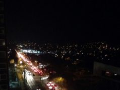 Congestión vehicular en la comuna Huechuraba desde un edificio a las 21:30, foto tomada en el grupo de Facebook: "Salvemos Huechuraba"