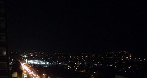 Congestión vehicular en la comuna Huechuraba desde un edificio a las 21:30, foto tomada en el grupo de Facebook: "Salvemos Huechuraba"