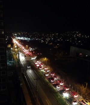 Esperar-para-llegar Congestión vehicular en la comuna Huechuraba desde un edificio a las 21:30, foto tomada en el grupo de Facebook:
