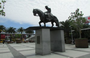 El monumento a Manuel Rodríguez, un símbolo de la remodelada Plaza de Armas de Puente Alto tras la llegada del Metro a la comuna en 2005. Foto: Esteban Torres
