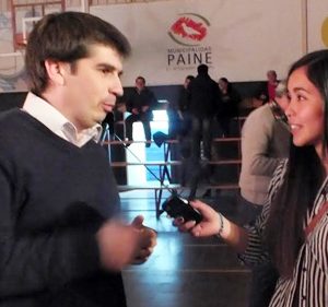 Alcalde de Paine, don Diego Vergara, en entrevista con estudiantes del Liceo Cardenal Caro de Buin, del Diario La Voz del Cardenal Caro, quien da cuenta de los últimos acontecimientos ocurridos en la zona, con respecto al proyecto de Planta CCU. Foto: La voz del Cardenal Caro.