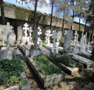 Varias de las tumbas que hay dentro del camposanto, todas con la cruz ortodoxa en su parte superior. Foto: Esteban Torres