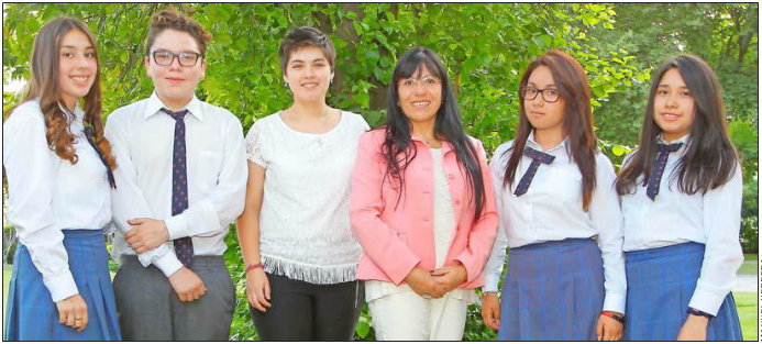Los alumnos Sigrid Soto, Gaspar Gacitúa, Javiera Campillo, Morgan Herrera y Francisca Espillco ganaron el primer lugar de la categoría 1° y 2° medio con su diario La Voz del Cardenal Caro (a la izquierda). En la imagen, los jóvenes, que estudian en el Liceo Polivalente Cardenal Caro de Buin, junto a su profesora Paola Saavedra.