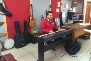 Míster Francisco Moncada en su sala clases (la sala de música) del colegio Thomas Jefferson School campus Monticello