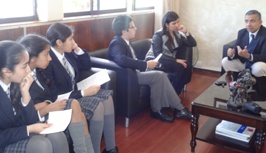Alumnos del Colegio El Refugio entrevistan al edil de la comuna. Fotografía tomada por Fernanda Cabrera Constanzo en el municipio.