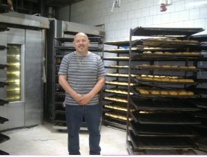Don Juan Álvarez, dueño de la Panadería Santa Gema, orgulloso del duro trabajo que emprendió hace años y de los logros que ha alcanzado. (Fuente: Hooverianos)