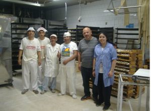 La sala de panificación donde por turno laboran cuatro panaderos, hay un grato ambiente laboral; donde se trabaja con alegría, una de las claves de su éxito (Fuente: Hooverianos)