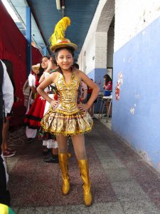 Lectura de fotografía: Alumna de enseñanza básica del colegio Victoria Prieto, con traje típico peruano de danza Caporales, durante Fiesta Latinoamericana. Fuente: Archivo propio de colegio Victoria Prieto