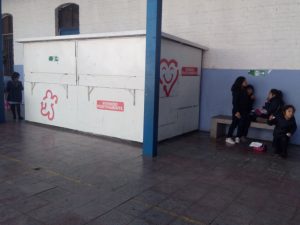 Lectura de fotografía: El fin de los kioscos escolares es también una consecuencia de la nueva ley. El caso del colegio Victoria Prieto es prueba de ello: a contar de junio 2016 el recinto, antes dedicado a la venta de productos alimenticios, ha permanecido cerrado. Fuente: Diario Las 116 Victorias