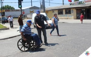 Fuente: Municipalidad de cabrero(http://www.cabrero.cl/noticias/articulo/id/1427) Lectura: Poniendo en aplicación la nueva infraestructura de la comuna, en esta oportunidad las calles con mayor acceso a discapacitados.