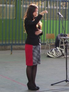 Mildren Reyes, intérprete de lengua de señas, durante un acto cívico de la Escuela. Fuente: Archivo propio de Mildren Reyes.