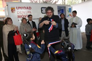 Alcalde Carlos Cuadrado Prats inaugurando la campaña “Huechuraba Sonríe” en el Colegio Ernesto Yáñez. Fuente: http://www.colegiodentistas.cl/inicio/wp_content/uploads/2016/06/IMG_1139.jpg