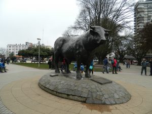 Foto 2: El monumento principal de la Plaza de Armas se ha convertido en una de las visitas obligadas para los turistas trasandinos que visitan estas tierras.