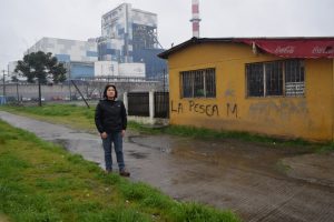 Tatiana Pérez tiene la casa y almacén más cercanos a la termoeléctrica Bocamina II. Los demás habitantes del sector ya fueron erradicados. Fuente: Valentina Gajardo, Diario El Quinto Ojo.