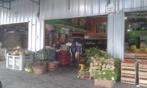 Germain Silva, dueño de distribuidora comercial “S&T”, se refiere a la amenaza de las grandes cadenas de supermercados y los negocios de importación. (Foto: Victoria Quiñones)