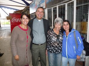En la foto aparecen la religiosa Nevenka Álvarez, representante de la Corporación Padre Alfonso Baeza, el pastor anglicano Pablo Zavala, la señora Carmen Villalobos, dirigente de los locatarios del Sindicato Los Delifines y Mónica Badaracco, voluntaria de la Corporación Padre Alfonso Baeza.