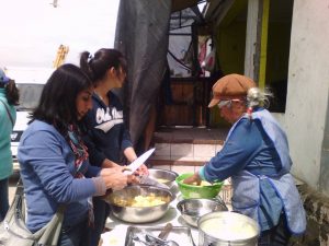 Los locatarios de la Caleta en conjunto con los voluntarios comenzaron a trabajar juntos. Si bien es cierto había que trabajar, se debía alimentar el cuerpo para retomar fuerzas y energías para el intenso trabajo de reconstrucción. 