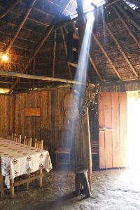 El interior de la ruka conecta al turista con las raíces del pueblo originario.