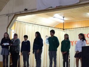 alumnos-de-7-ano-basico-presenciando-la-entrega-de-premios