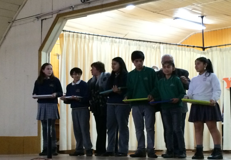 alumnos-de-7ano-basico-siendo-premiados-por-el-programa-elijo-mi-pc