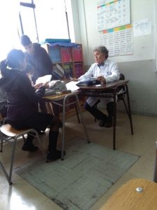 A pesar de las dificultades de la profesión docente, el profesor Omar Cifuentes continúa ejerciendo y dedicándose a esta hermosa labor. Actualmente trabaja en tres colegios de CEAS. Fuentes: Diario Las 116 Victorias
