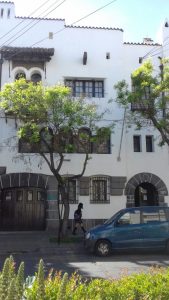 Fachada de una casa construida en las primeras décadas del siglo, hoy ocupada por la Facultad de Medicina de una Universidad del sector. Fuente: Diario Palquelé