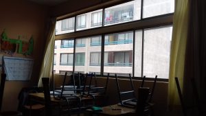 Desde una sala de clases del Colegio Excelsior, ubicado en pleno barrio República, se pueden apreciar las terrazas de un edifico residencial a solo metros. Fuente: Diario Palquelé