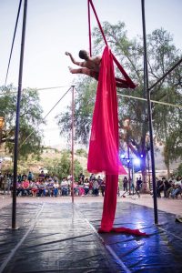 Presentaciones en telas del artista. Trabajo individual y trabajo en pareja. La música es un elemento fundamental para acompañar y crear un ambiente especial para los espectadores.